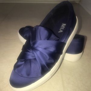 Navy bow slip on sneakers